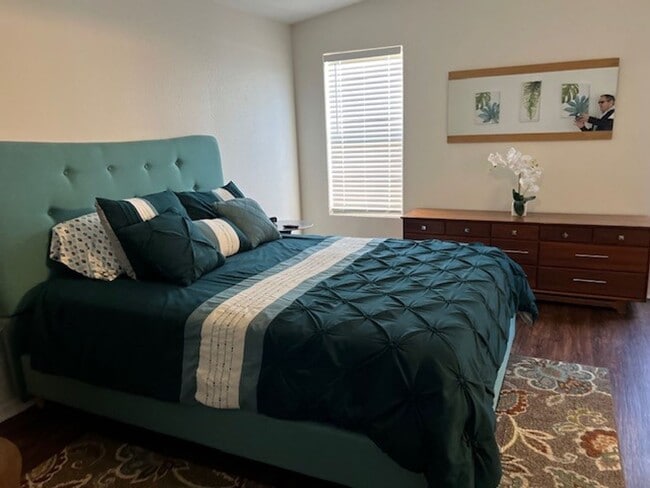 Building Photo - Fully furnished 3 BR Home Includes Utiliti...