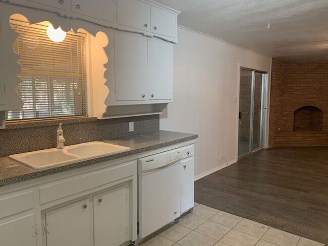 Building Photo - Spacious 3 Bedroom, 2 Full Bath Home Located in SW Ft. Worth!