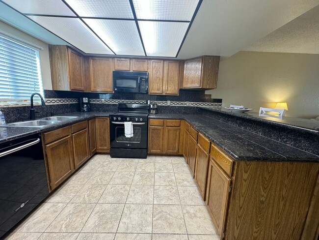 Building Photo - 2BR Furnished with Utilities & Garage, Col...