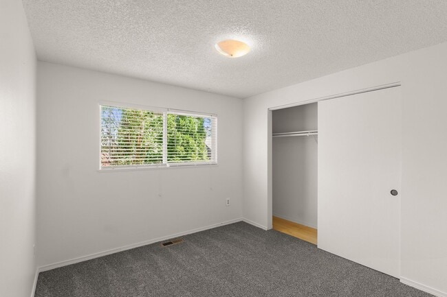 Building Photo - Updated 3Bed/2Bath single story ranch