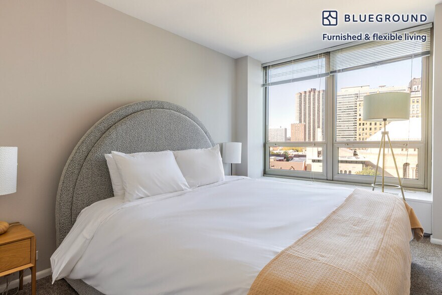 Building Photo - 3450 N Lake Shore Dr