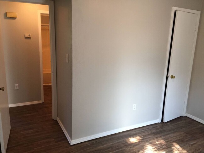 Building Photo - Adorable cottage is right in the heart of OKC!