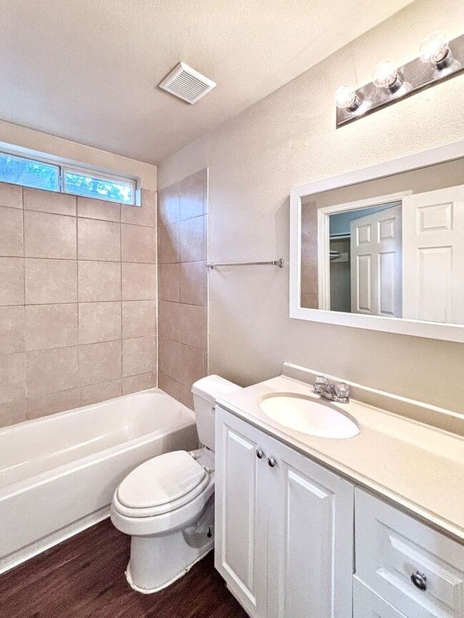 Building Photo - Comfortable 4-Bedroom Condo in Houston's O...