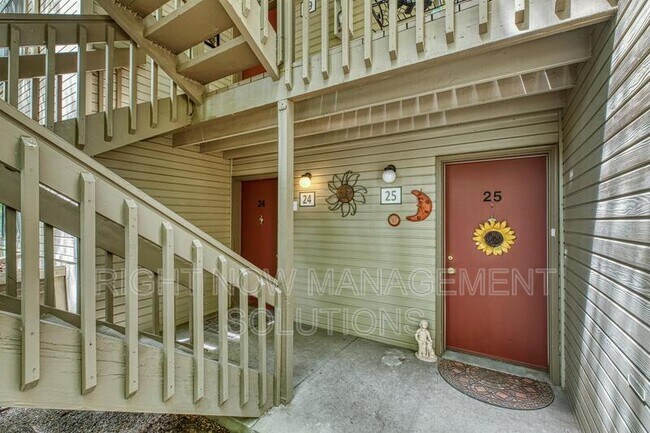 Building Photo - 3713 S Gekeler Ln