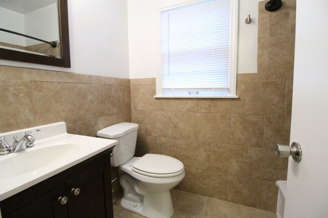 Building Photo - 2 Bedroom 1 Bath Home In Mission Kansas