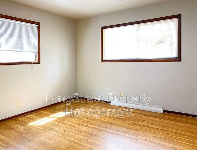 Building Photo - 3558 NW Fillmore Ave
