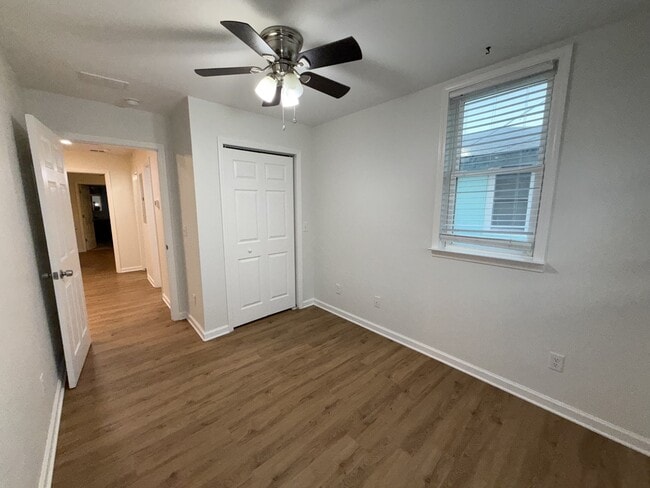 Building Photo - 212 Romney St