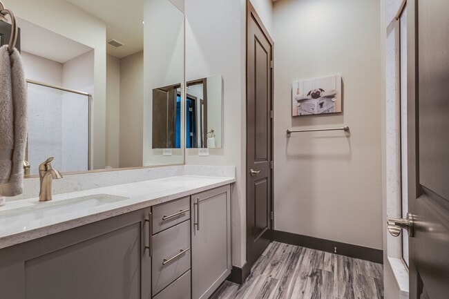 Building Photo - Stunning 5Bed/4.5 Bath home located in a prestigious guard gated community in Summerlin