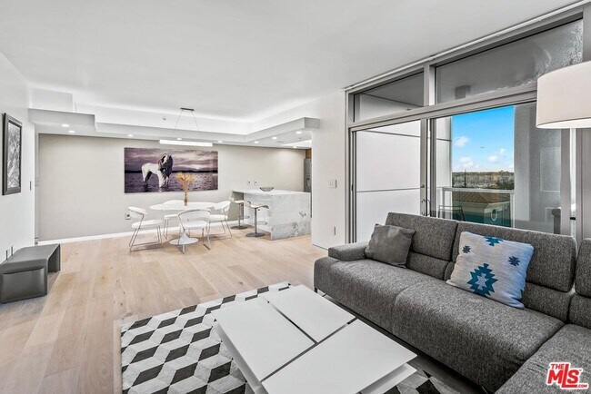 Building Photo - 13700 Marina Pointe Dr