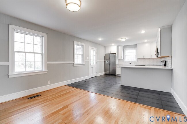 Building Photo - 1004 W 49th St