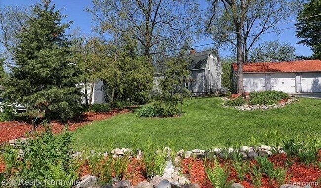 Building Photo - 212 S Pontiac Trail