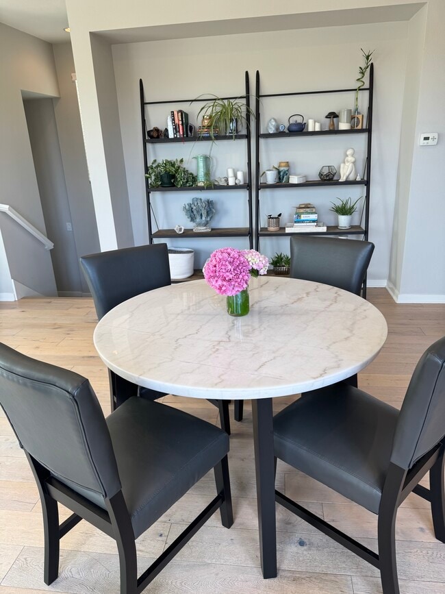 Neutral decor - 5256 Pacific Ter