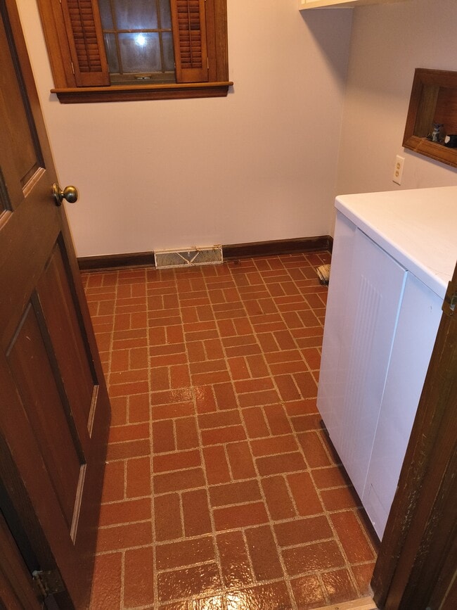 Building Photo - 160 Small Rd