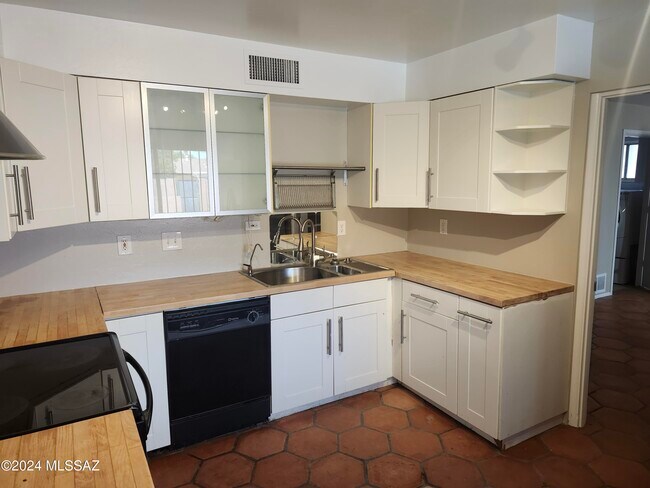 Building Photo - 3565 E Calle del Prado