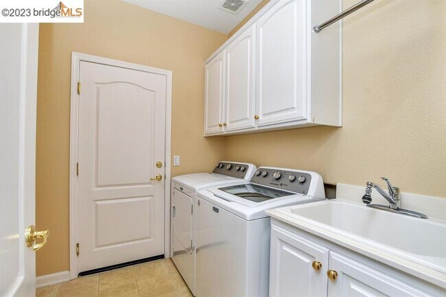 Building Photo - 935 Centennial Dr