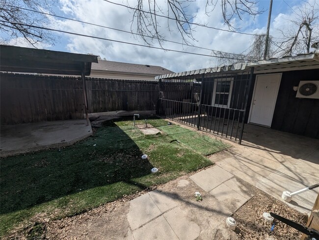 Building Photo - 1802 E Martha Ln