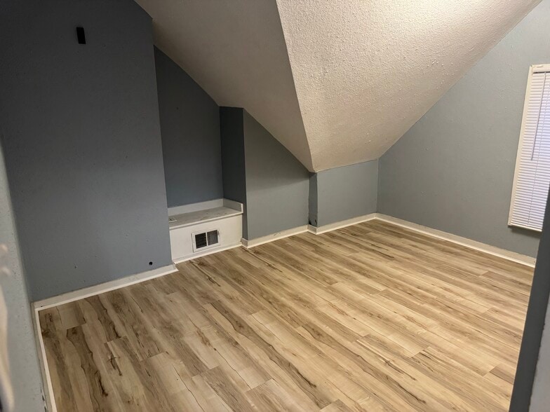 Building Photo - 105 6th Ave