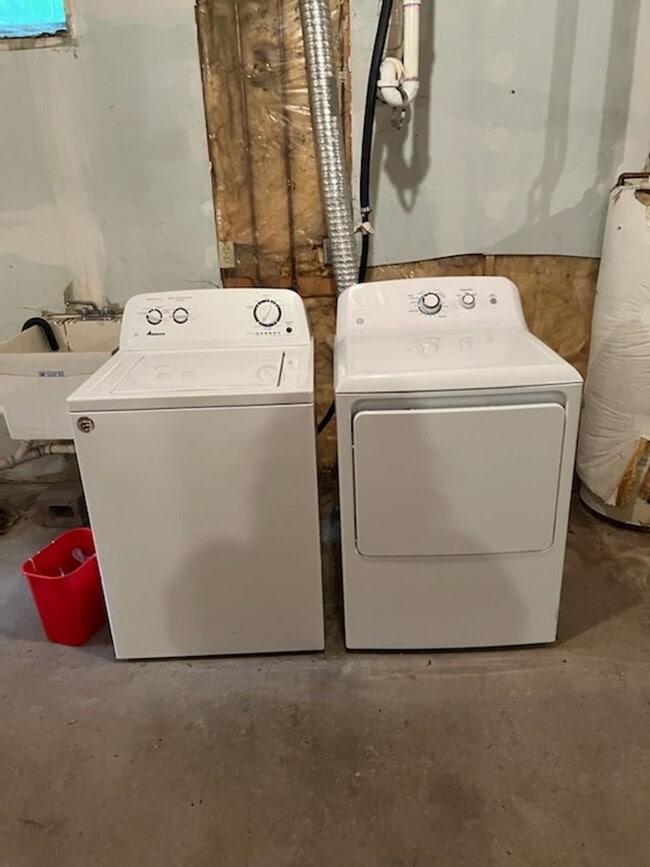 Building Photo - 2 BEDROOM HOME NEAR SPIDER LAKE