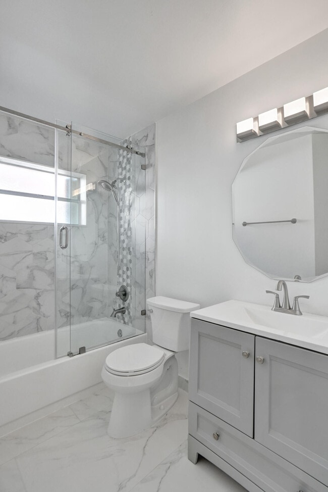 Building Photo - 762 Crescent Way