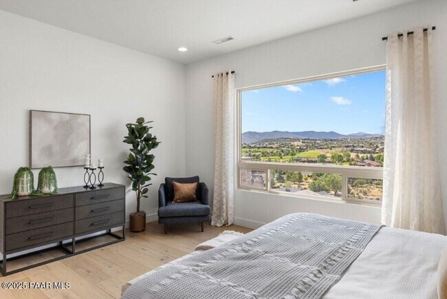 Building Photo - 1109 S Lakeview Dr