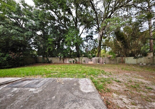 Building Photo - 5517 Lakewood Cir E