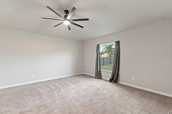 Building Photo - 565 Rembrandt St SE