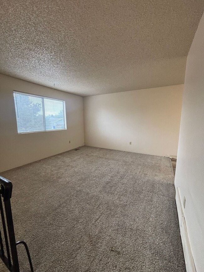 Building Photo - 3 Bed 1 Bath Home near Aeroplaza and Power...