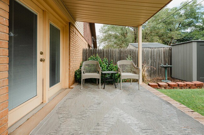 Building Photo - 6424 Amber Dr