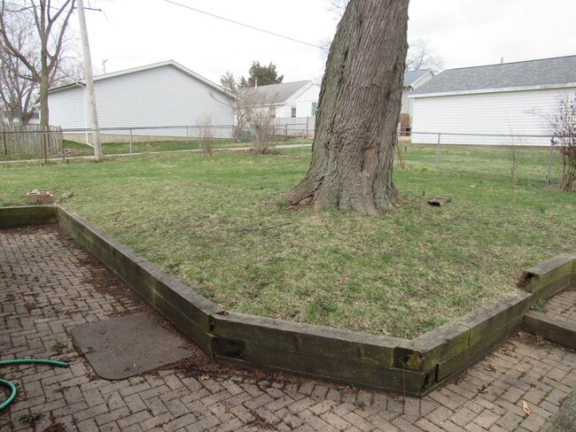 Building Photo - 5022 N Belmont Pl