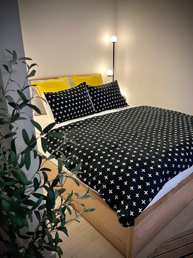 Queen size bed with additional storage fully equipped - 111 Montgomery St