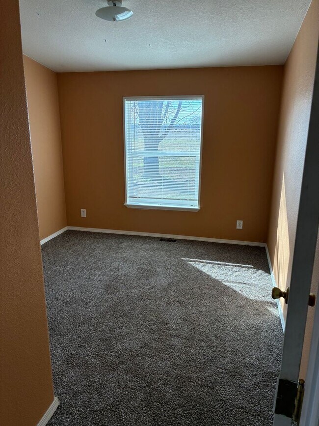 Building Photo - Country living, close to town!!!