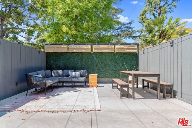 Building Photo - 2820 Nichols Canyon Pl