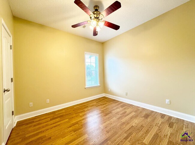 Building Photo - 701 Victoria Cir