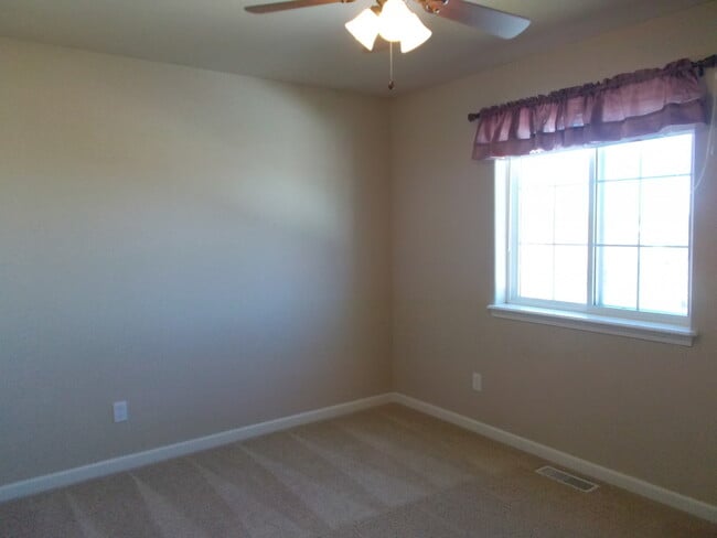 Building Photo - 5 Bed/ 3 Bath/ 2 Car Garage Open Floor Plan Home in Billings Heights