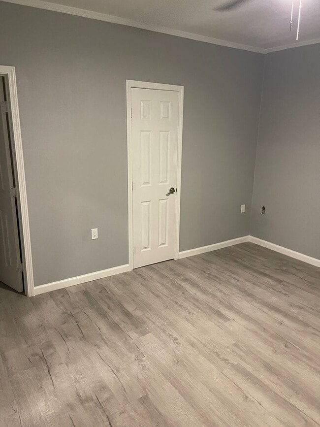 Building Photo - 3 bedrooms 2 baths - Only $1500 Per Month