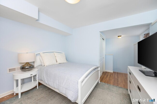 Building Photo - 20 Outlook Dr