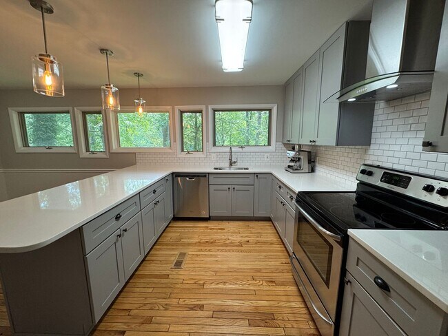 Building Photo - Fantastic 4 Bed 3.5 Bath Townhome With Sun...
