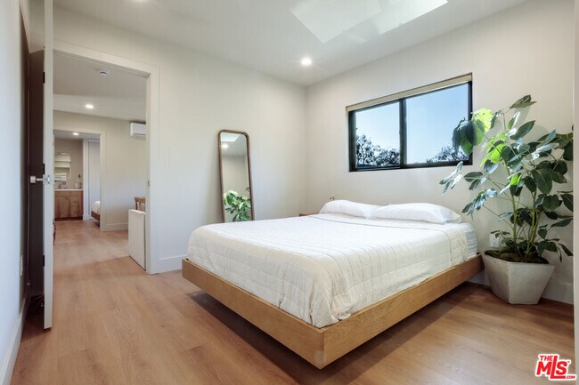 Building Photo - 859 N Mansfield Ave