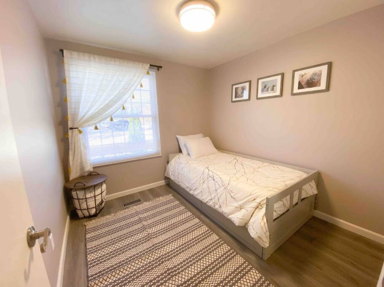 Building Photo - 11423-11425 5 Cedars Rd