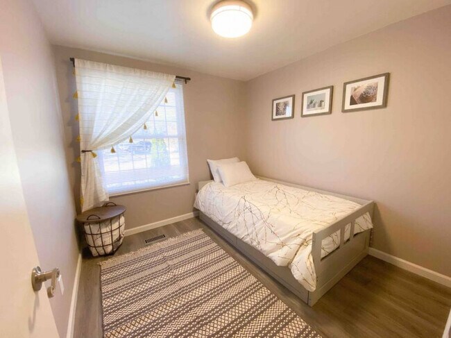 Building Photo - 11423-11425 5 Cedars Rd