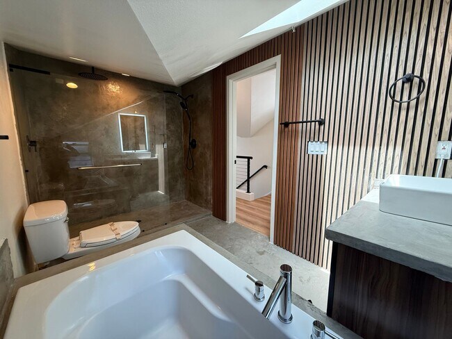 Building Photo - Modern Townhome Just One Block from Green ...