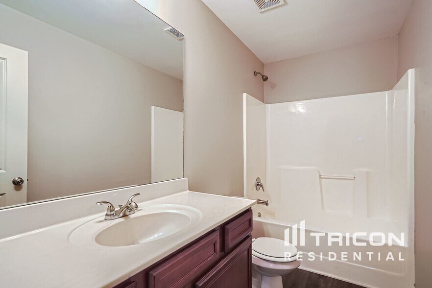 Building Photo - 1057 Sutherland Dr
