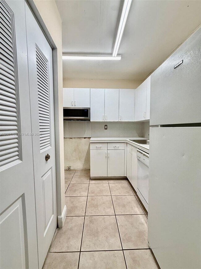 Building Photo - 10403 N Kendall Dr