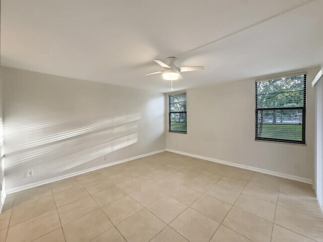 Building Photo - 2112 S Cypress Bend Dr