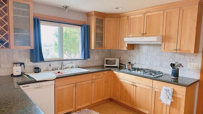 Building Photo - Available late August: this spacious 3brm/2 bath rambler near Whatcom Falls Park