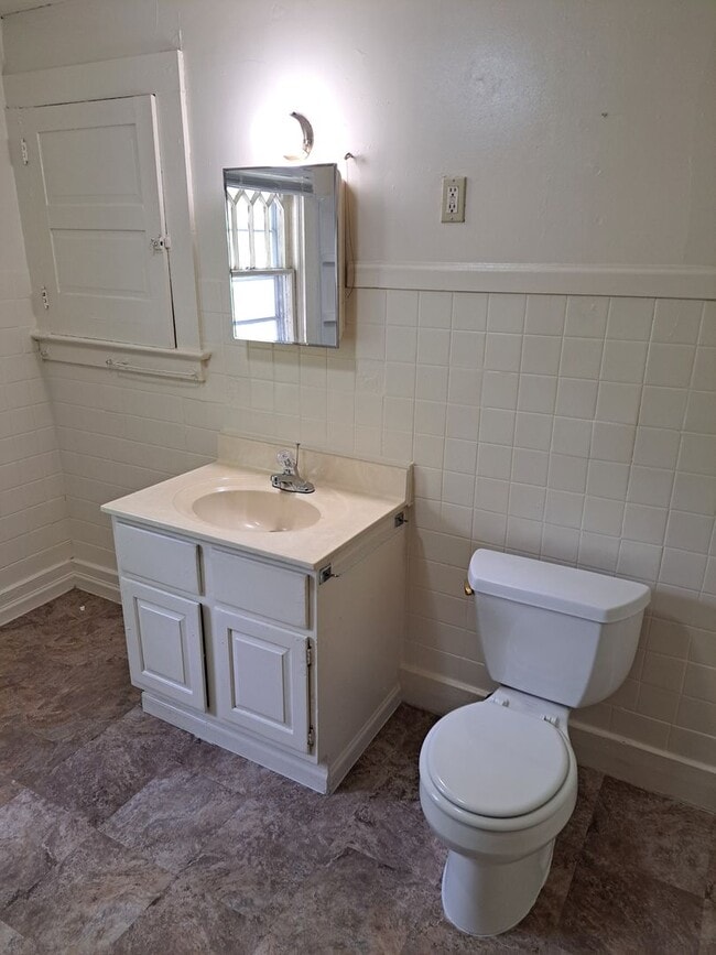 Building Photo - 2 BR Apartment near Franke Park