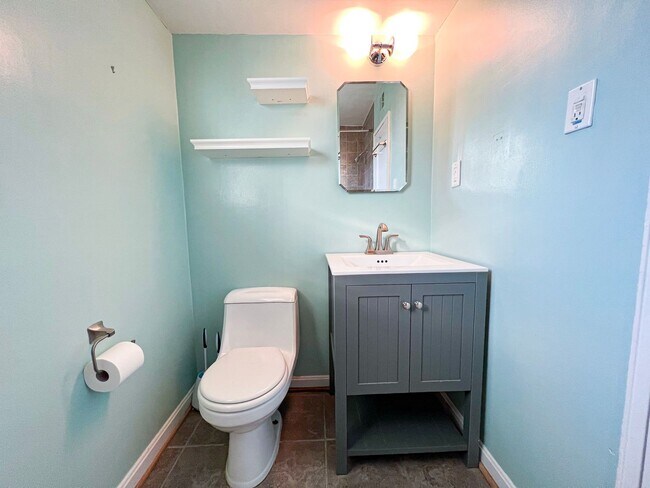 Building Photo - Sun-filled 1 Bed 1 Bath Condo With Garage ...