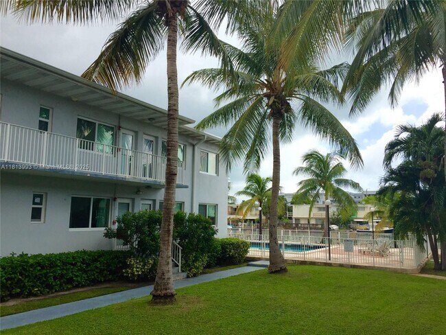 Building Photo - 7207 Bay Dr