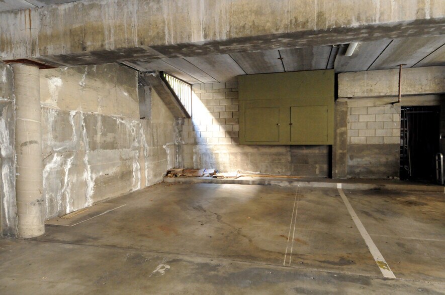 Building Photo - 519 E Providencia Ave