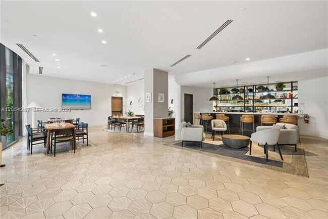 Building Photo - 2831 S Bayshore Dr